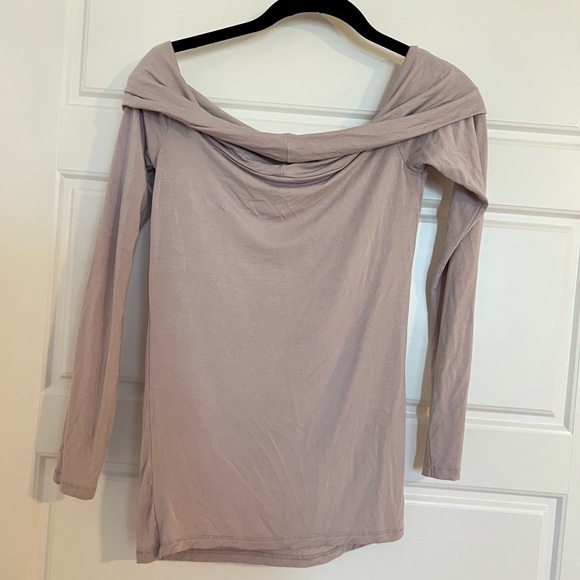 𝅺aritzia Wilfred Women’s Baby Pink Off the Shoulder Top Size Small - Picture 3 of 6